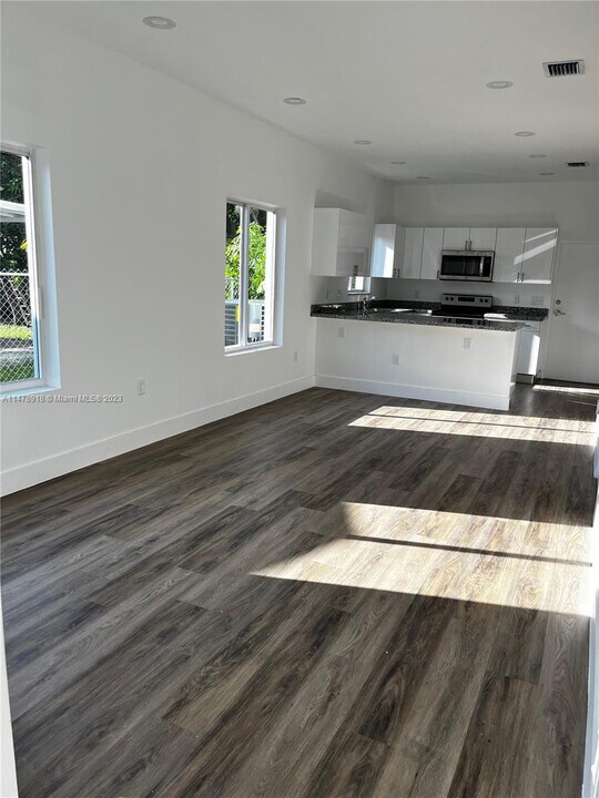37 NW 70th St-Unit -B in Miami, FL - Foto de edificio