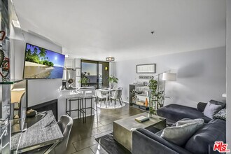 7320 Hawthorn Ave in Los Angeles, CA - Foto de edificio - Building Photo