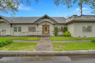 573-583 Minaret Ave in Turlock, CA - Building Photo - Building Photo