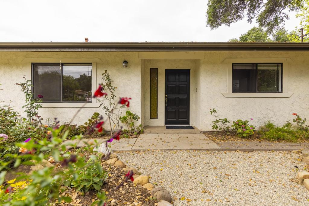 325 El Conejo Dr in Ojai, CA - Building Photo