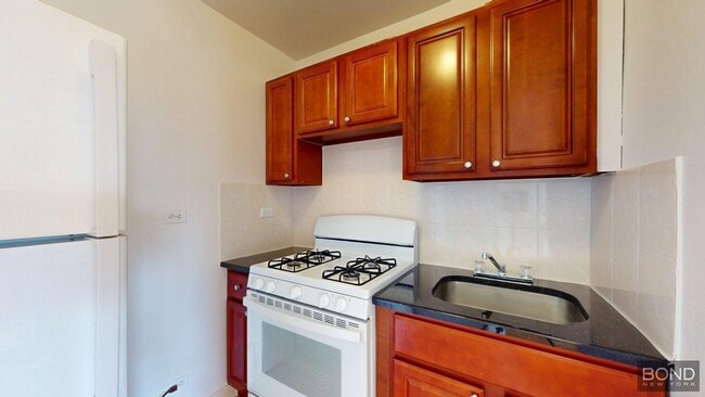 399 E 72nd St in New York, NY - Building Photo - Building Photo