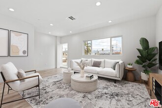 6941 1/2 Simpson Ave in Los Angeles, CA - Building Photo - Building Photo