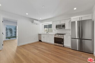 14167 Erwin St in Los Angeles, CA - Building Photo - Building Photo