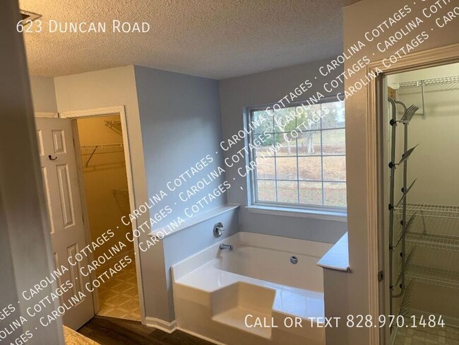 623 Duncan Rd in Flat Rock, NC - Foto de edificio - Building Photo