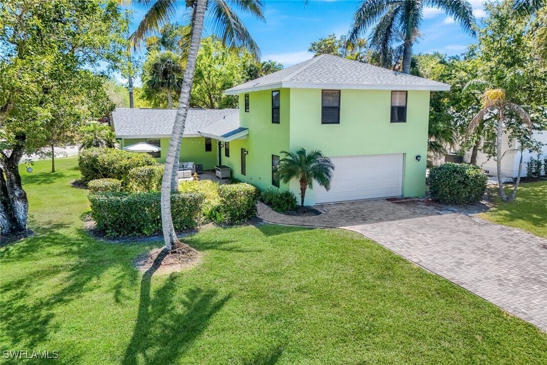 1275 8th Ave N in Naples, FL - Building Photo