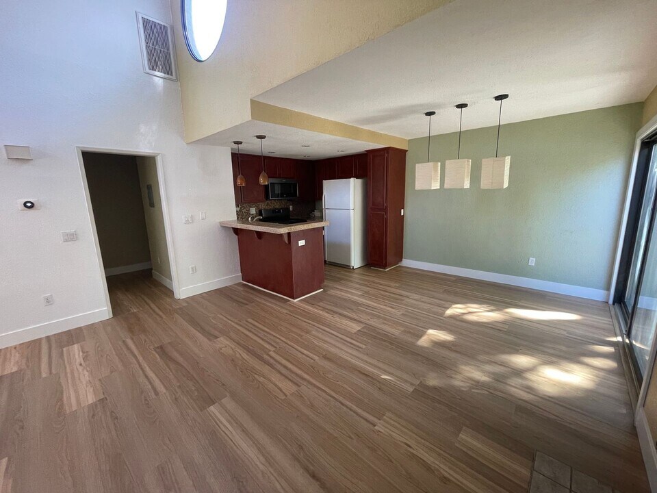 325 N Melrose Dr in Vista, CA - Building Photo