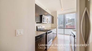 8 E Randolph St in Chicago, IL - Building Photo - Building Photo