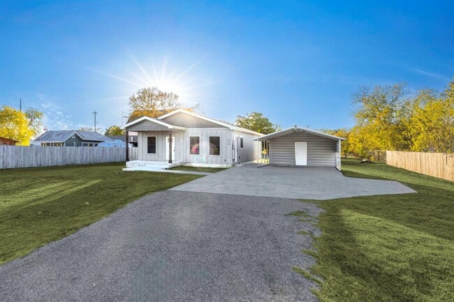 1303 Aransas St in Lockhart, TX - Building Photo - Building Photo