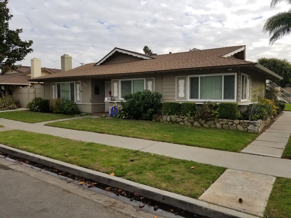 7632 Amazon Dr, Unit #1 in Huntington Beach, CA - Foto de edificio
