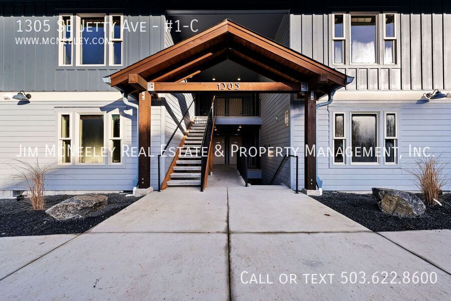 1305 SE Jetty Ave-Unit -#1-C in Warrenton, OR - Building Photo
