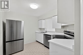 326-326 Major Mackenzie Dr E in Richmond Hill, ON - Building Photo - Building Photo