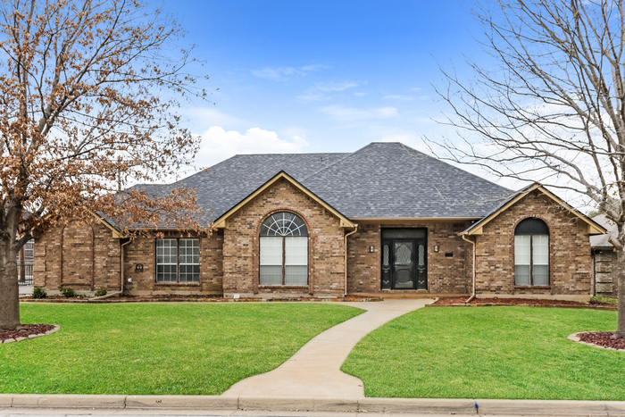 412 Flagstone Dr in Burleson, TX - Building Photo