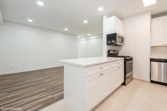 2424 W Estes Ave in Chicago, IL - Building Photo - Building Photo