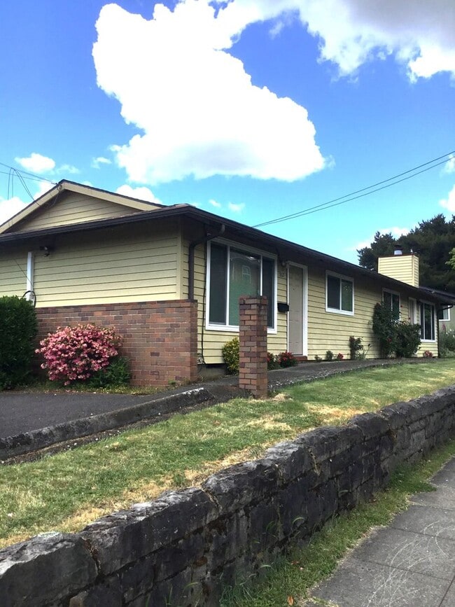 821-823-823 SE 58th Ave in Portland, OR - Building Photo - Building Photo