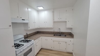 13115 Oxnard St in Los Angeles, CA - Building Photo - Building Photo