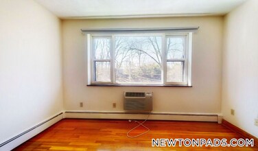 276 Grove St in Newton, MA - Building Photo - Building Photo