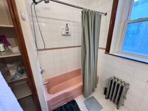 20 Gibbs St, Unit 6 in Brookline, MA - Foto de edificio - Building Photo