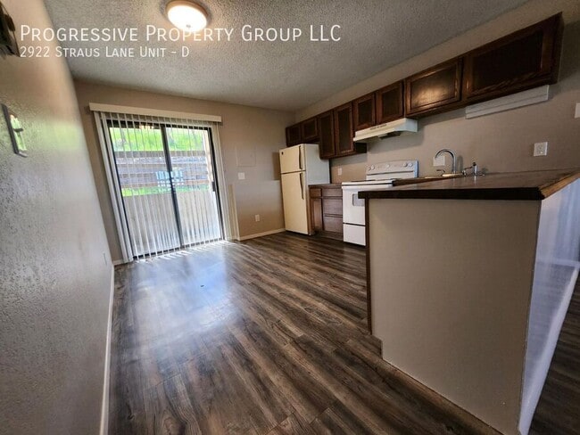 property at 2922 Straus Ln