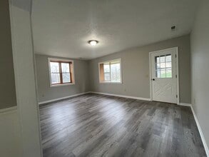 323 Cherry St W in Canal Fulton, OH - Foto de edificio - Building Photo