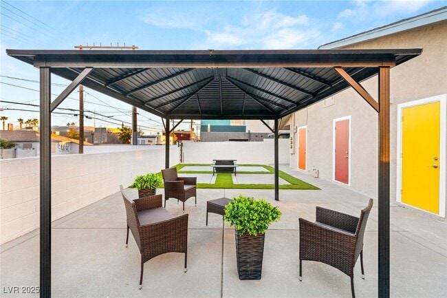 property at 615 S 10th St