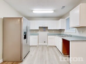 7632 McGillicuty Dr in Union City, GA - Building Photo - Building Photo