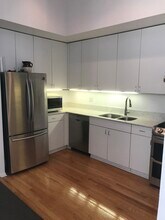 707 W Roscoe St, Unit B in Chicago, IL - Foto de edificio - Building Photo