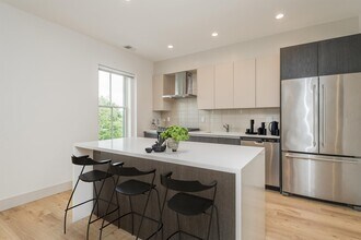 174 Saint Alphonsus St, Unit 2 in Boston, MA - Foto de edificio - Building Photo