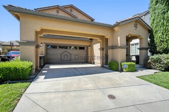 252 Crescent Moon Dr in Lathrop, CA - Foto de edificio - Building Photo