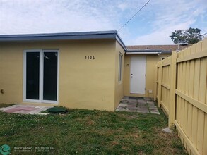 2426 Wilson St in Hollywood, FL - Building Photo - Building Photo