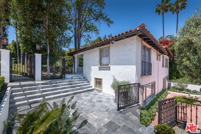 905 Hartford Way in Beverly Hills, CA - Building Photo - Building Photo