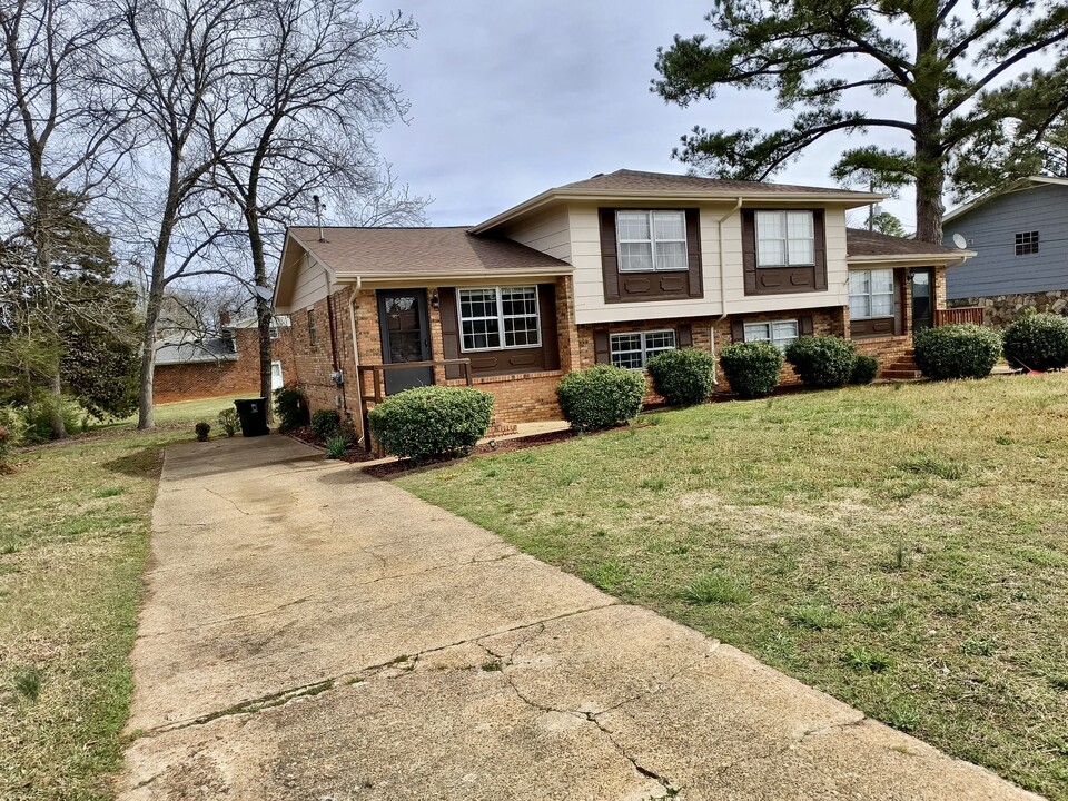 1304 Park Forrest Dr in Fort Oglethorpe, GA - Building Photo
