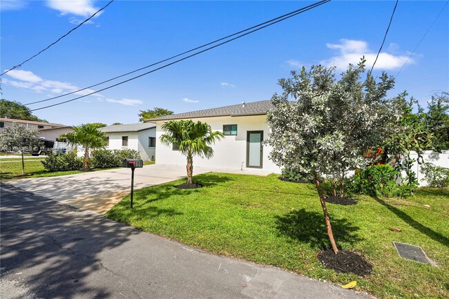 808 NW 5th Terrace in Hallandale Beach, FL - Building Photo - Building Photo