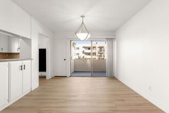 Beverly Apartments in Los Angeles, CA - Building Photo - Building Photo