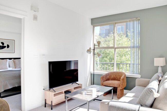 11000 NE 10th St in Bellevue, WA - Foto de edificio - Building Photo