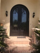 12147 Miranda St in Valley Village, CA - Foto de edificio - Building Photo