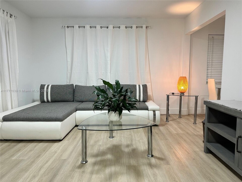 3522 NE 166th St in North Miami Beach, FL - Building Photo