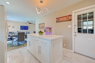 5330 Hialeah Dr in Houston, TX - Foto de edificio - Building Photo