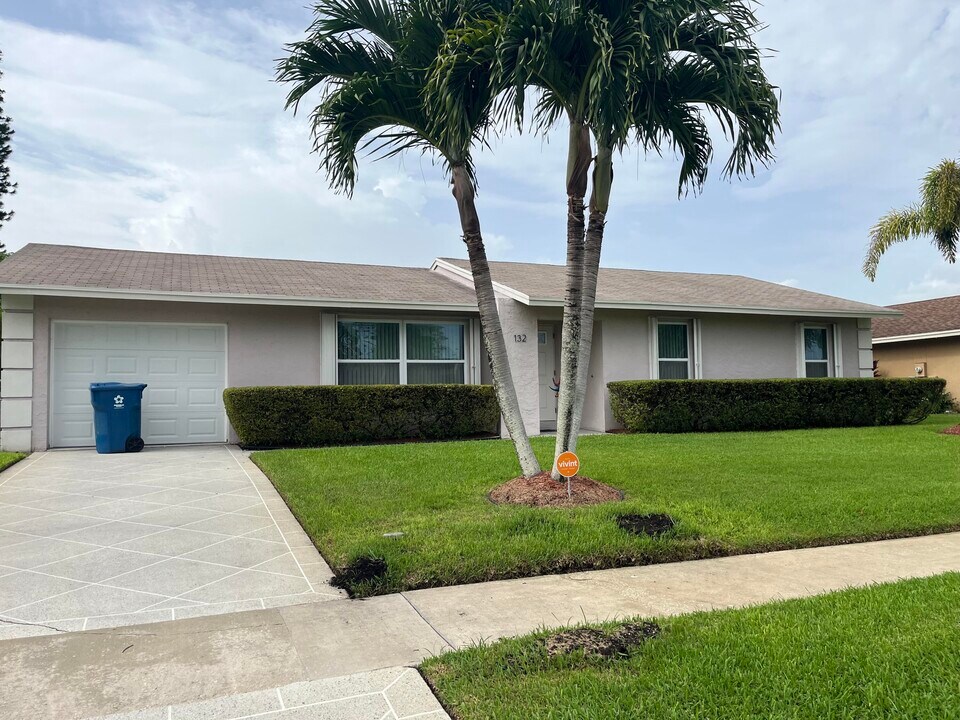 132 Bobwhite Rd in Royal Palm Beach, FL - Foto de edificio