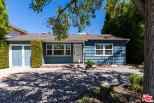 5162 Lindley Ave in Los Angeles, CA - Building Photo