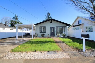 4736 SE 99th Ave in Portland, OR - Building Photo