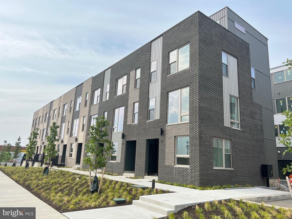 3011 Schirra Dr in Philadelphia, PA - Building Photo