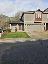 141 Rivers Edge Ct in Gold Hill, OR - Building Photo