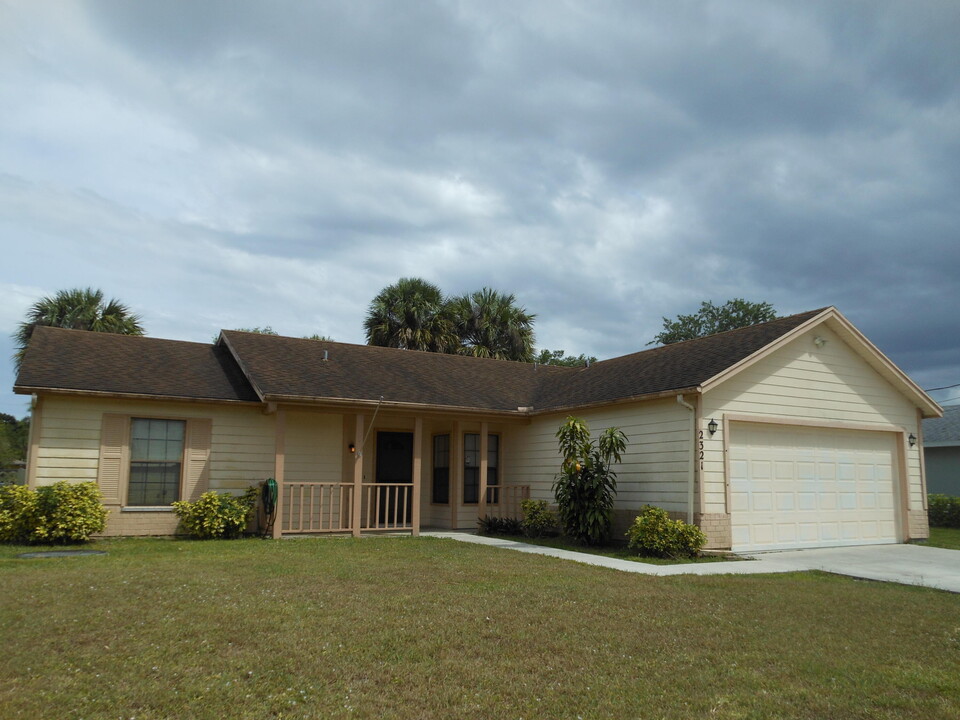 2321 SW Frisco Terrace in Port St. Lucie, FL - Foto de edificio