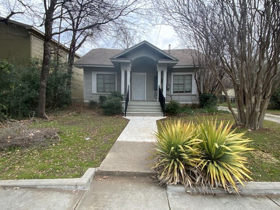 410 W Congress St in Denton, TX - Building Photo