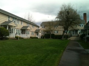 Winchester Court Apartments in Roseburg, OR - Foto de edificio - Building Photo