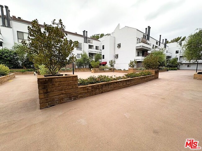 13331 Moorpark St in Los Angeles, CA - Building Photo - Building Photo