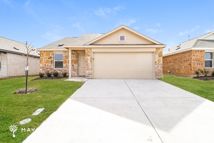 1071 Neyland Dr in Ennis, TX - Building Photo