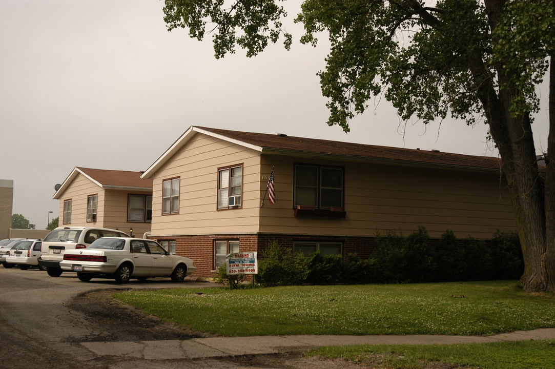 1880 Lilac Ln in Aurora, IL - Foto de edificio