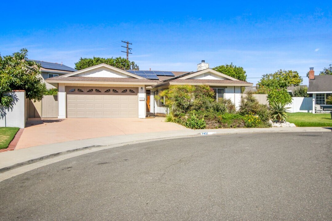 9451 Harcourt Cir in Huntington Beach, CA - Building Photo