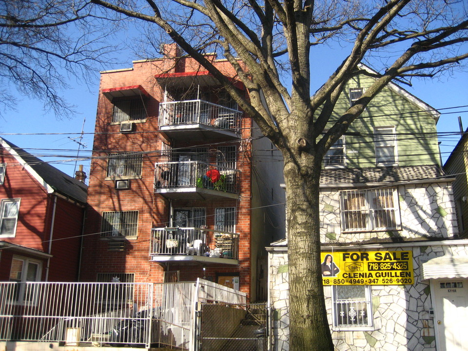 4206 114th St in Corona, NY - Foto de edificio